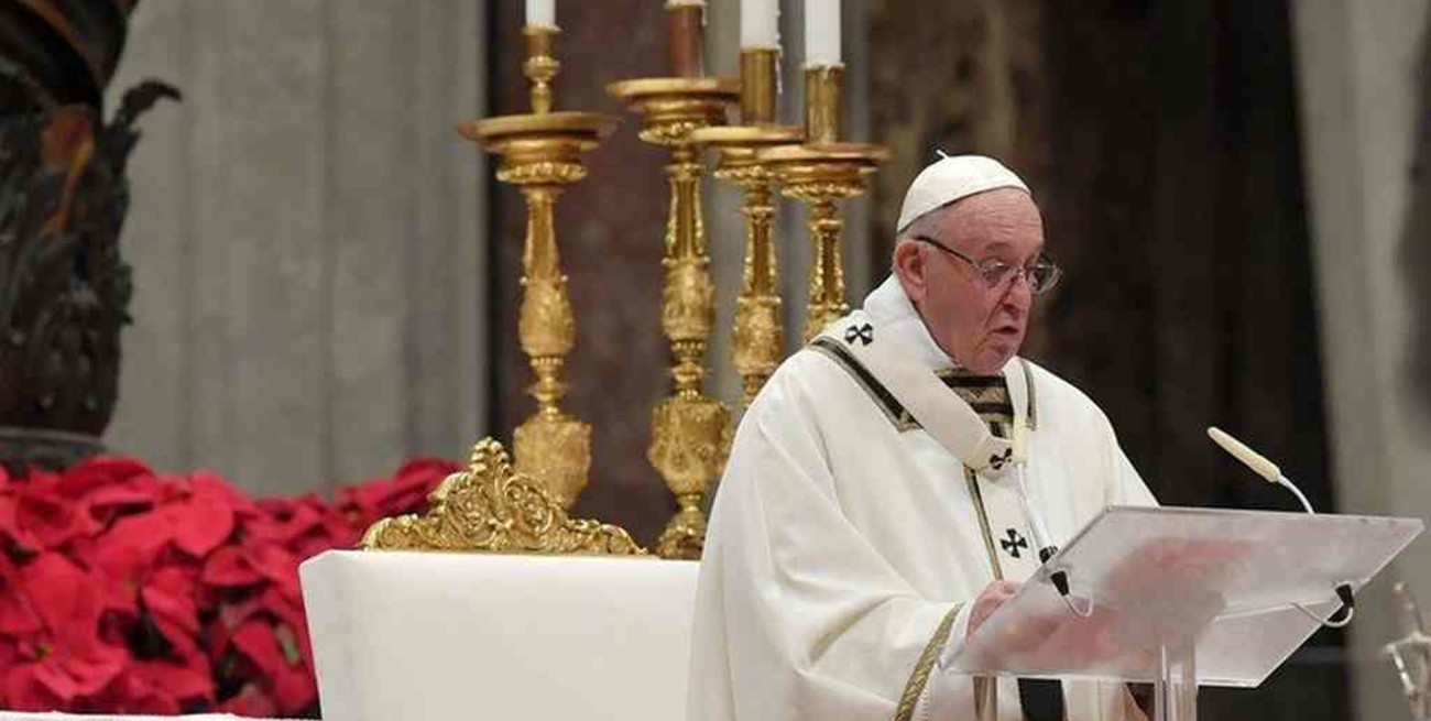 Francisco pidió en la Misa de Gallo "dar dignidad al hombre con el trabajo"