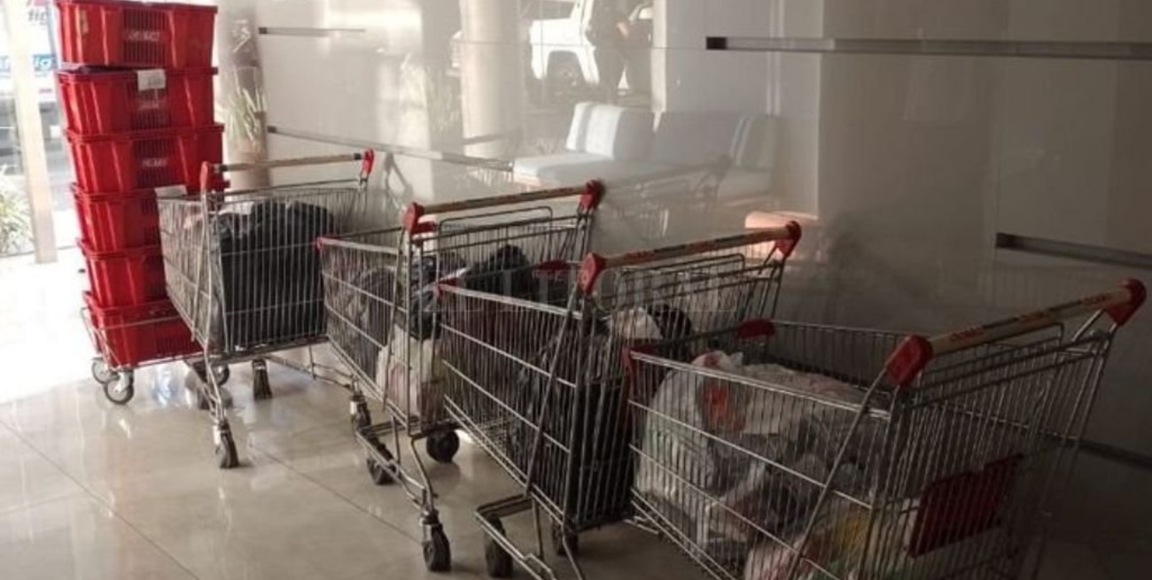 Un reconocido cantante de cumbia y dos cómplices detenidos por estafas a un supermercado