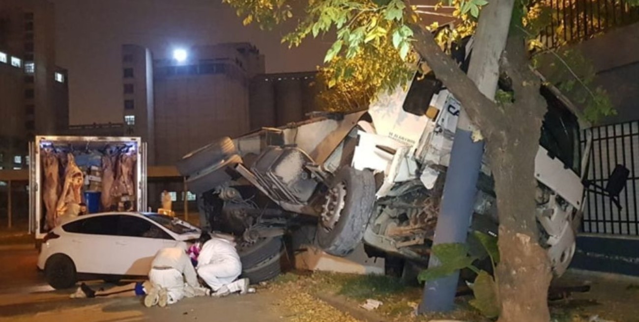 Video: chocan en vivo a un empleado luego del vuelco de un camión