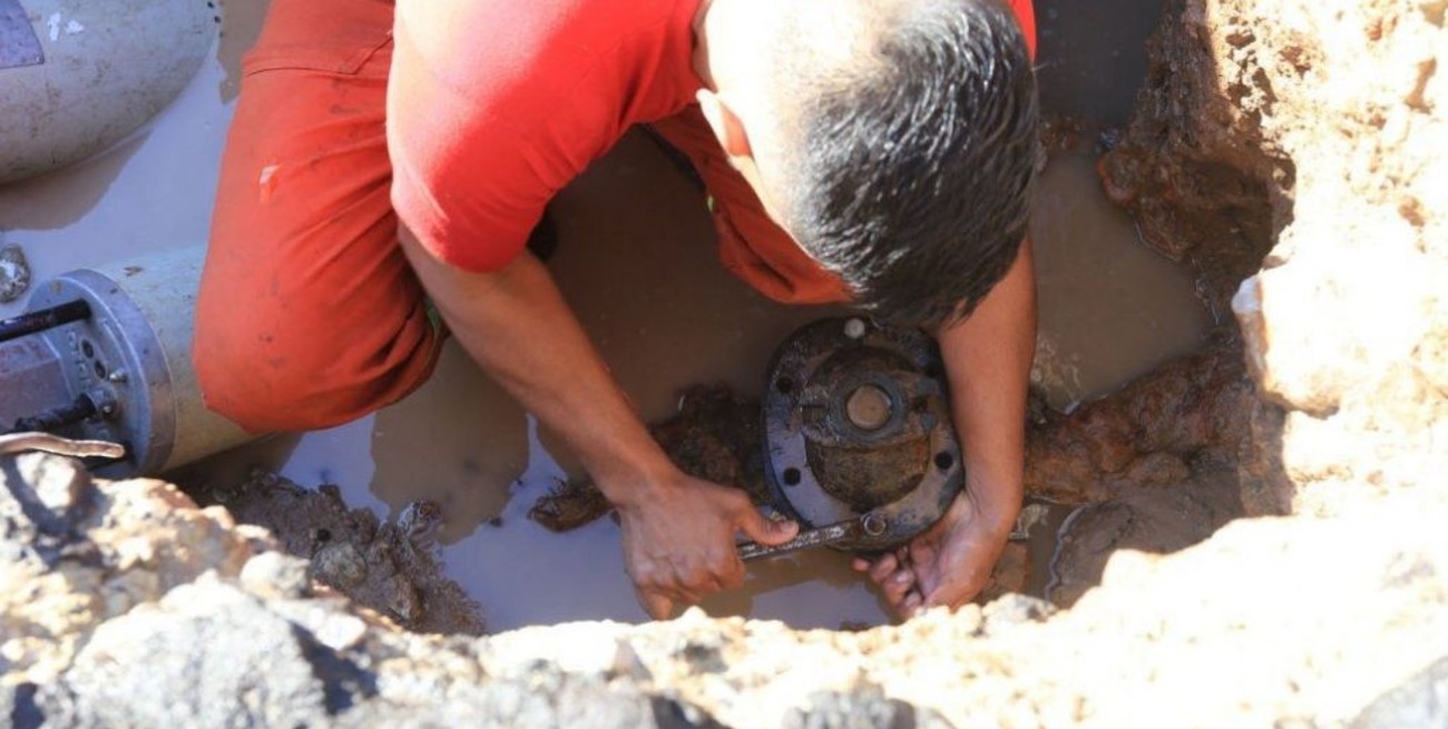 Restringen el suministro de agua potable en Paraná