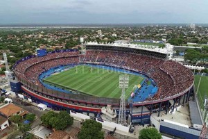 Fernando Nicola Para toda la vida. Hace años la foto era la de Alejandro Villar en el Chateau Carreras el día de los penales contra Banfield en Córdoba...Ahora  manda  la de La Olla de Fernando Nicola hace dos años en Asunción del Paraguay. Colón, acostumbrado a estas gestas, siempre transforma el amor en dolor.