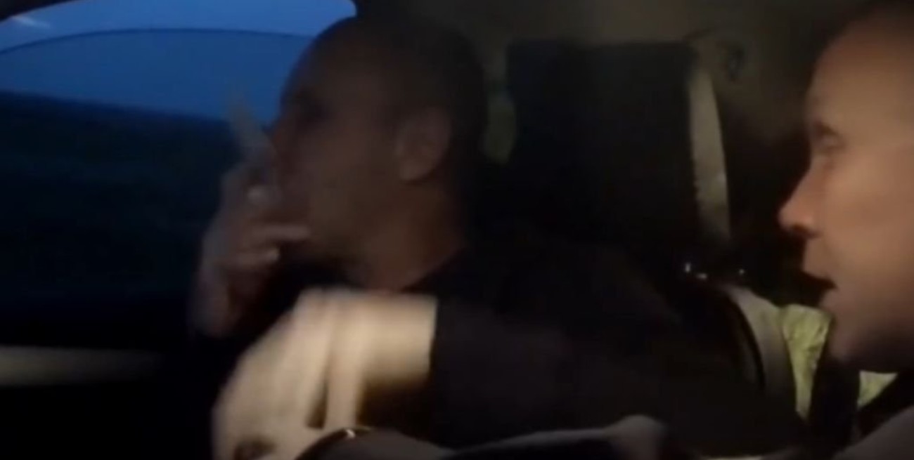 Video: un conductor borracho fue detenido por la policía y se comió la multa