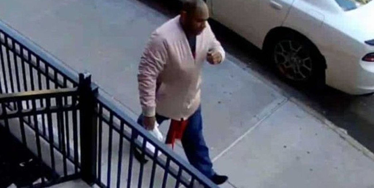 Video: detuvieron al hombre que atacó a patadas a una mujer asiática en el centro de Nueva York