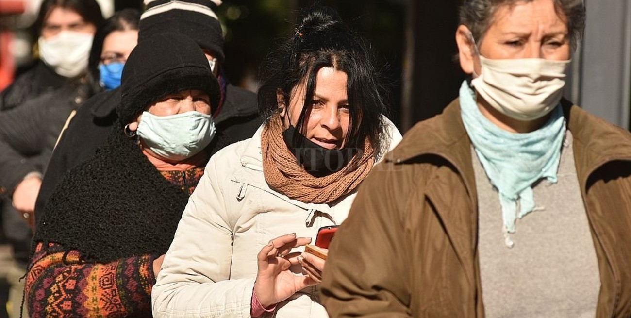 Covid: "Hace falta que la enfermedad circule gradualmente en grupos de bajo riesgo"