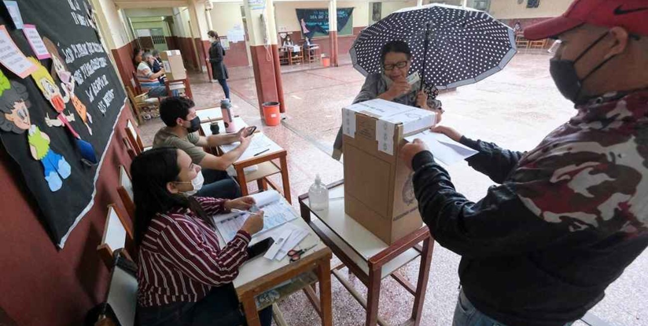 Con intensa lluvia en Corrientes, había votado el 40% del padrón hasta la media tarde