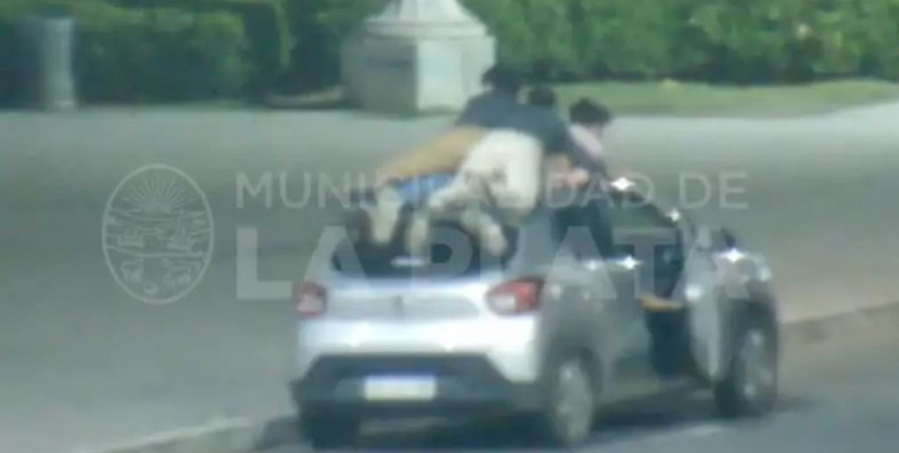 Video: manejó sin papeles, con tres jóvenes arriba del techo y recibió una multa de 80 mil pesos