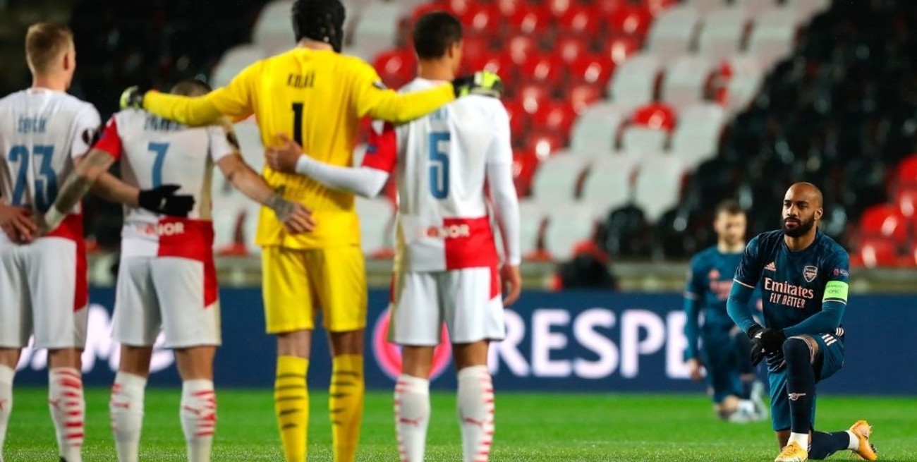 El desafiante gesto de Lacazette tras un caso de racismo