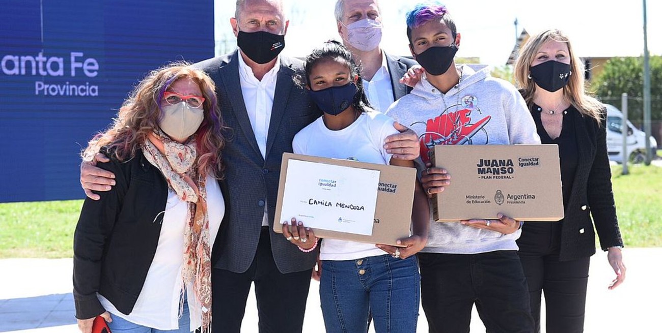 Perczyk, en Santa Fe: entrega de netbooks a estudiantes y aportes para cooperadoras