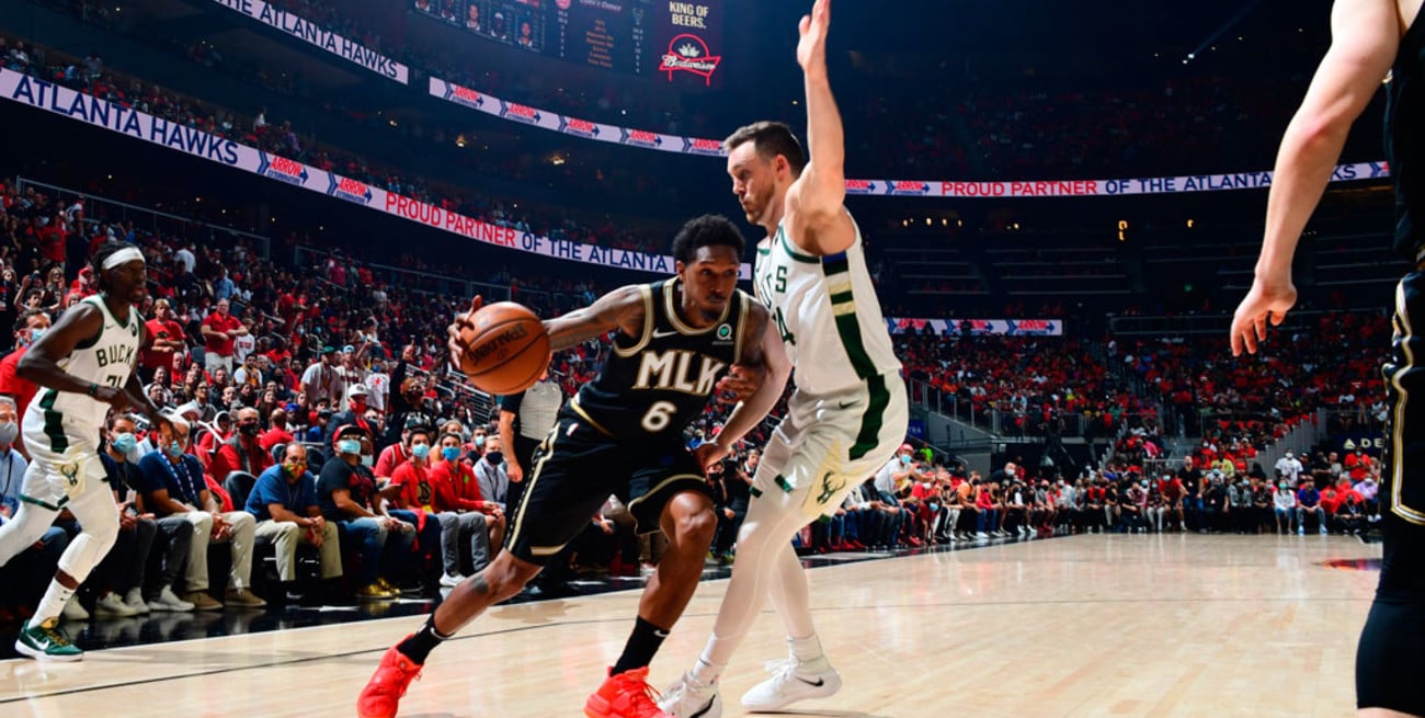 Atlanta ganó e igualó la serie con Milwaukee