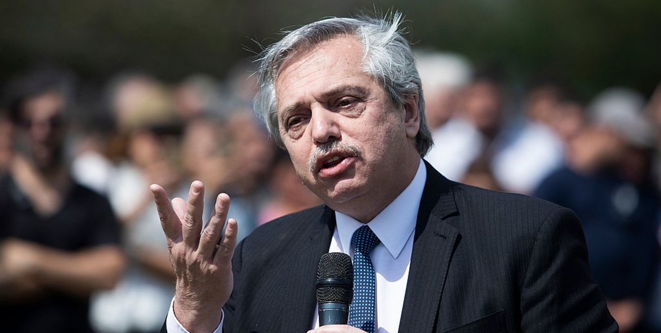 El Presidente firmó el decreto para convertir los planes sociales en empleo registrado