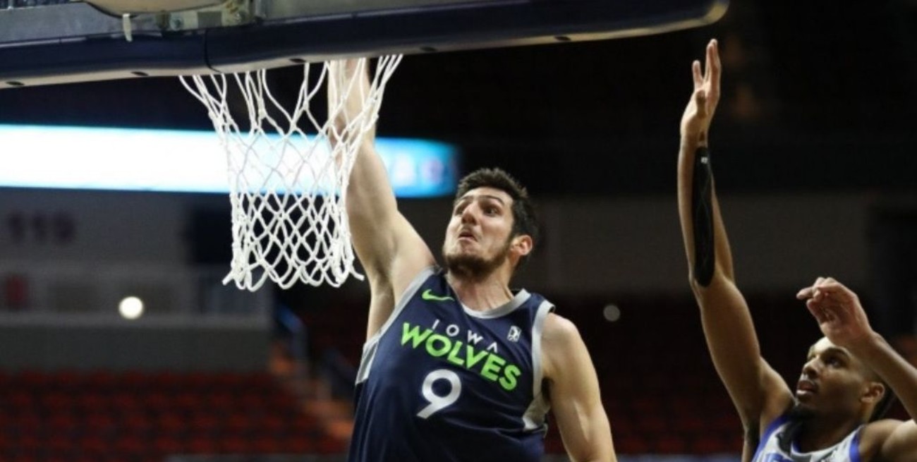 Video: tremenda volcada del argentino Bolmaro en la G-League