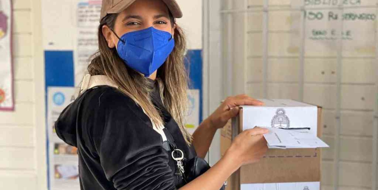 Cinthia Fernández tras emitir su voto, denunció el robo de boletas: "Tremendos chorros"