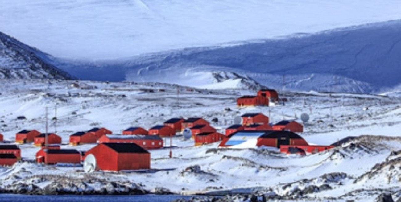 Nueve personas fueron evacuadas de una base argentina en la Antártida por 24 casos positivos de covid