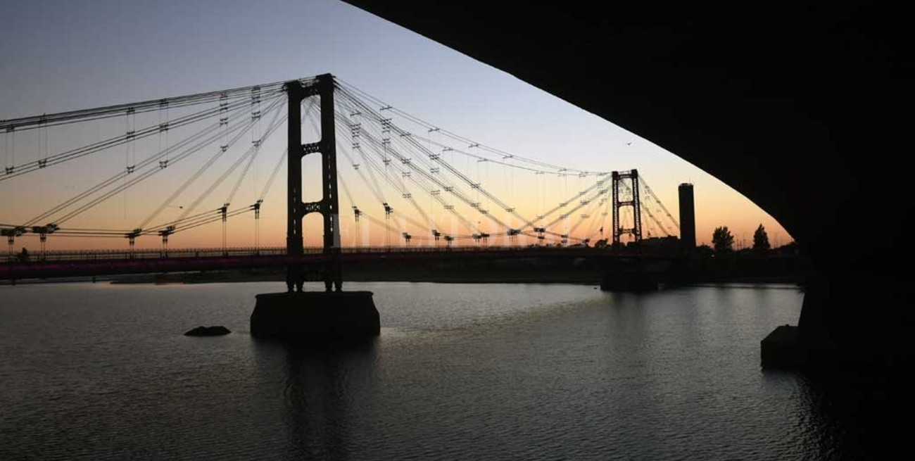 Cortan la circulación en el Puente Colgante para reponer luces
