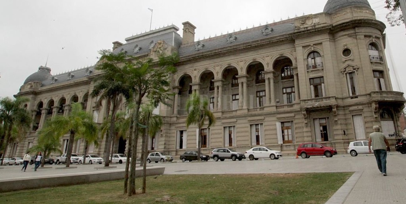 Se "avanzó un poco" en la reunión por el pase a planta de contratados