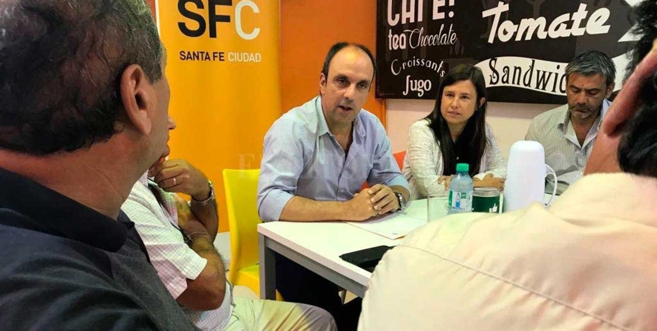 Corral se reúne con taxistas y remiseros 