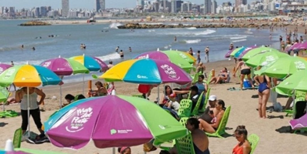 Voló una sombrilla y se le incrustó en una pierna a un bañista en una playa de Mar del Plata