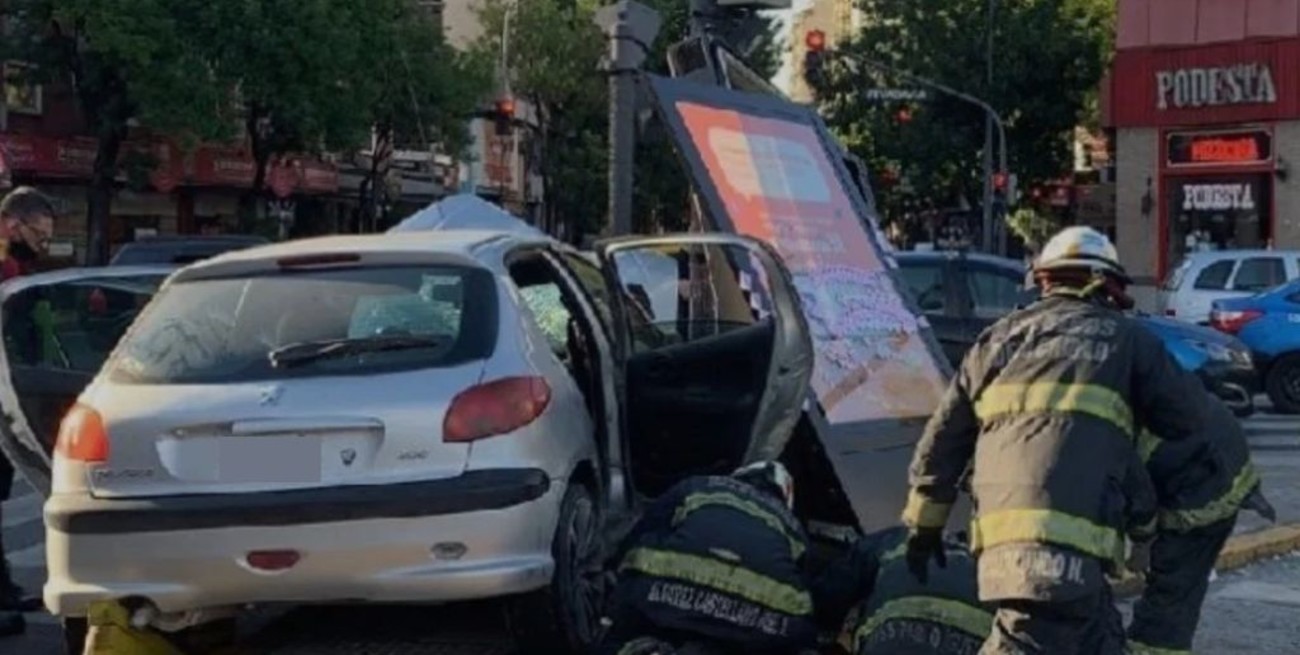 Tras atropellar a cinco peatones, el Peugeot 206 se incrustó contra una columna