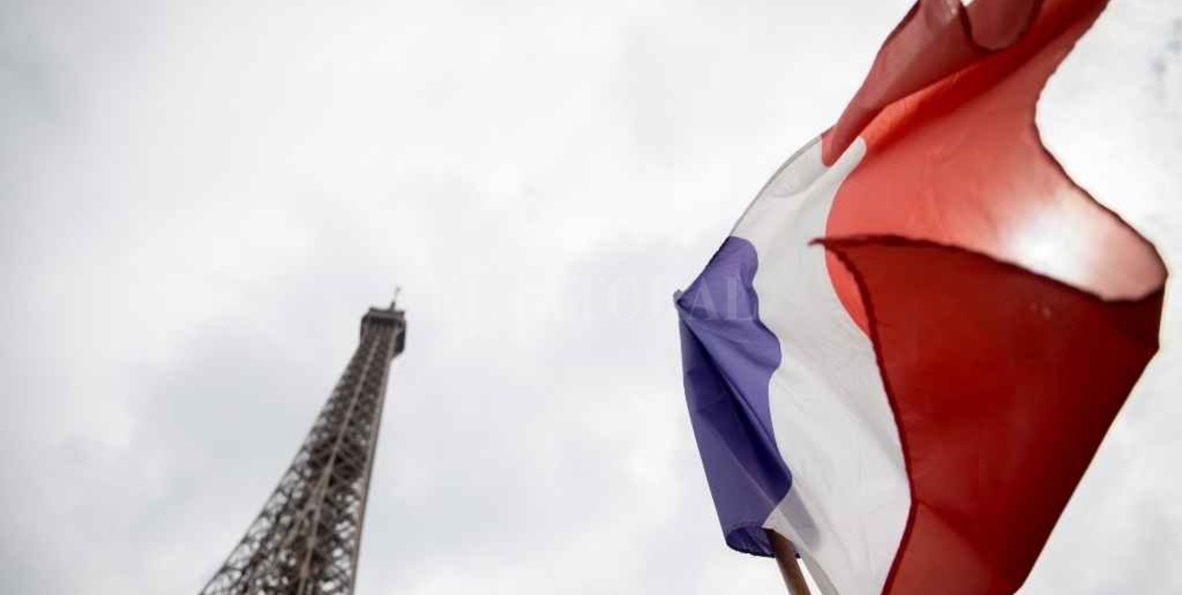 Una Francia fragmentada oscila entre el oficialismo y la ultraderecha  