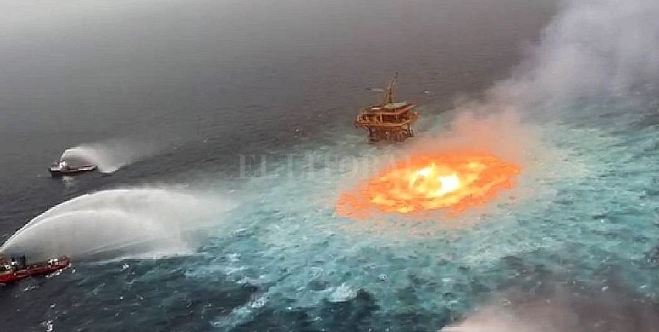 Una fuga submarina de petróleo provoca un gran incendio en las aguas del Golfo de México