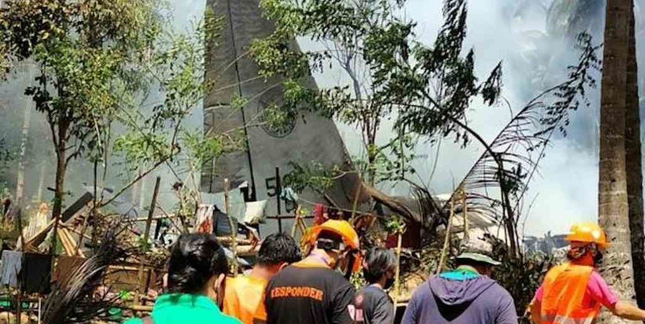 Ascienden a 50 las víctimas fatales al estrellarse un avión militar en Filipinas