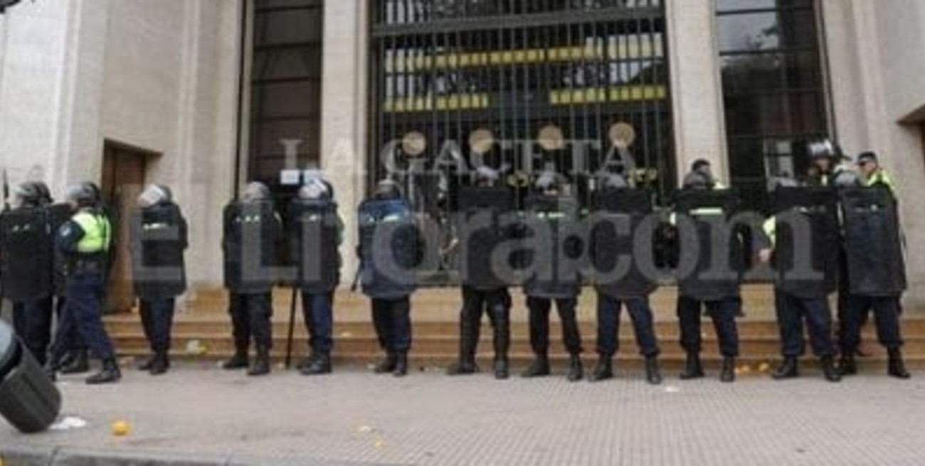 Bancarios lanzan paro nacional por represión en Tucumán