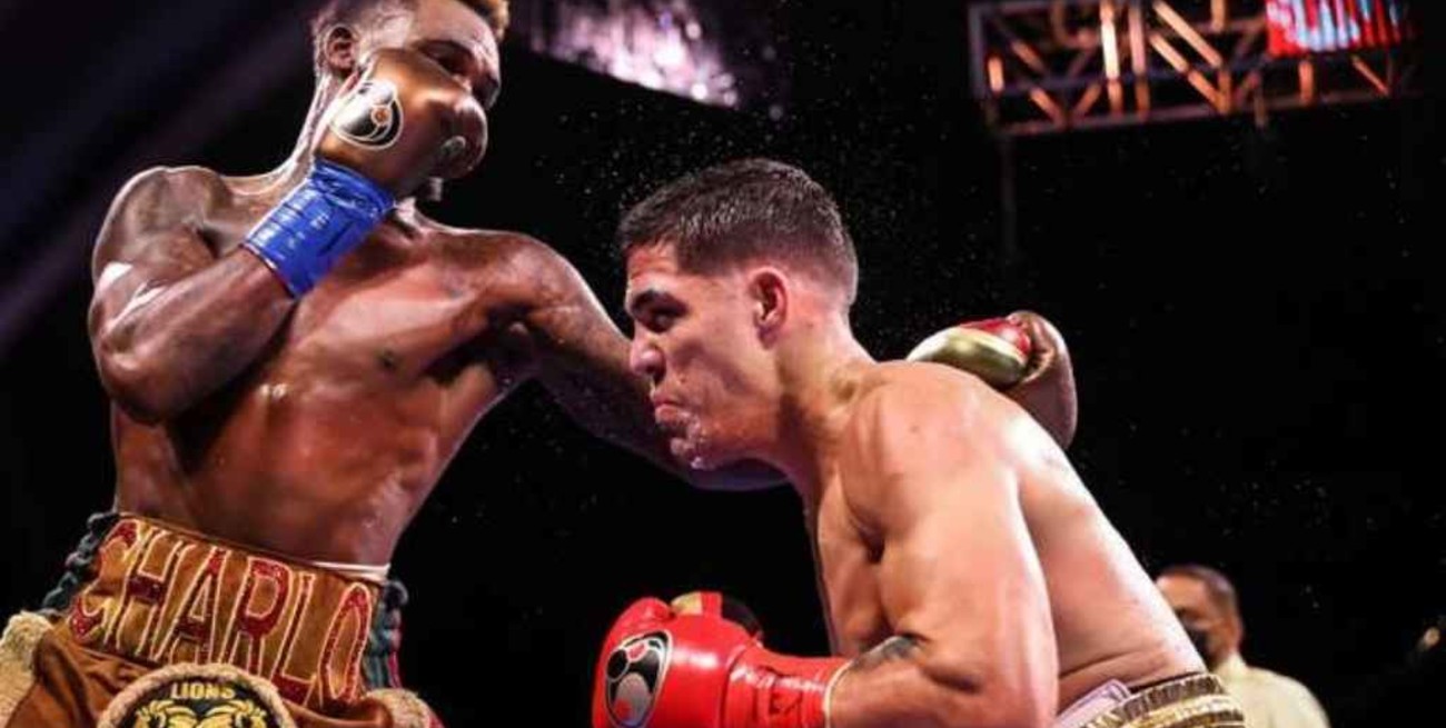La pelea entre Brian Castaño y Jermell Charlo fue suspendida por una lesión del boxeador argentino