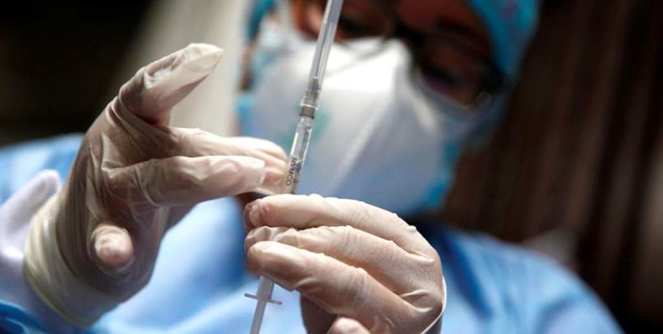 Pfizer va tras una versión de su vacuna que pueda conservarse en una heladera común