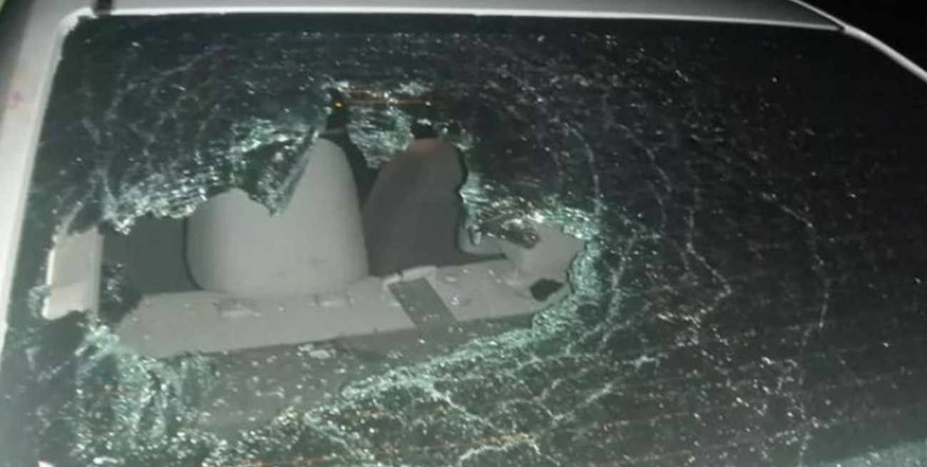 Padre e hijo comenzaron a discutir y terminaron a los golpes dentro del auto en la ruta