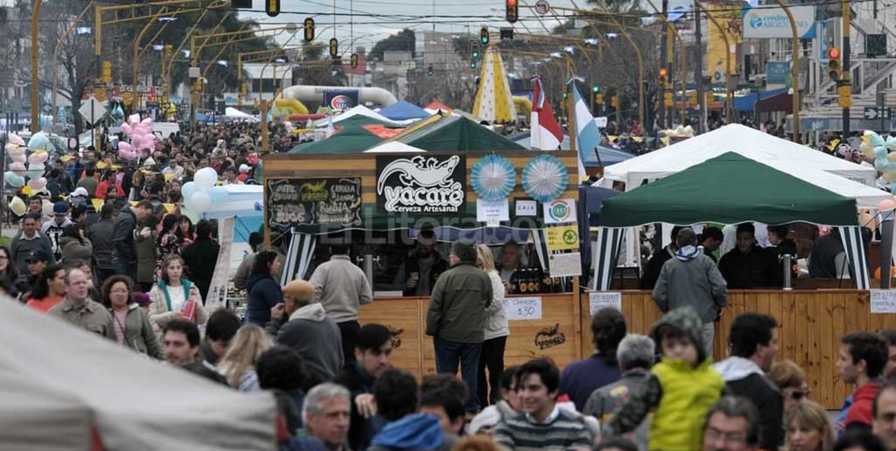 Aristóbulo del Valle de celeste y blanco por el día patrio