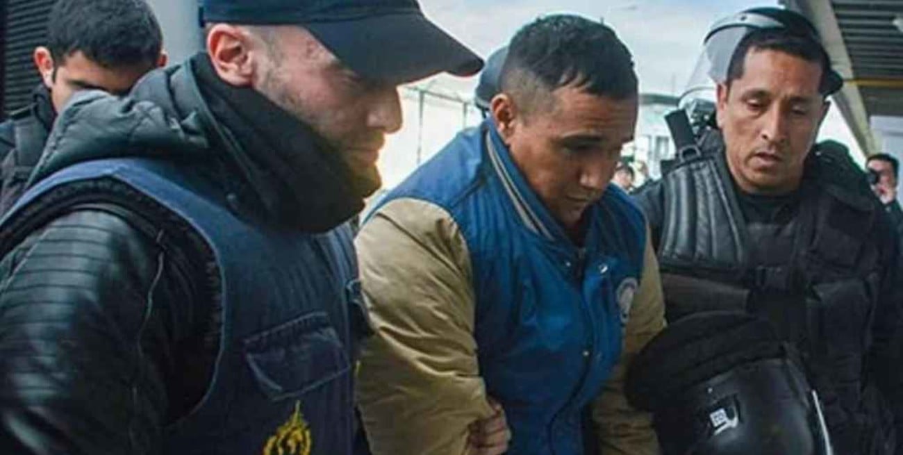 El preso que besó a una jueza estaba condenado por matar a su hijastro, se fugó y acribilló a un policía