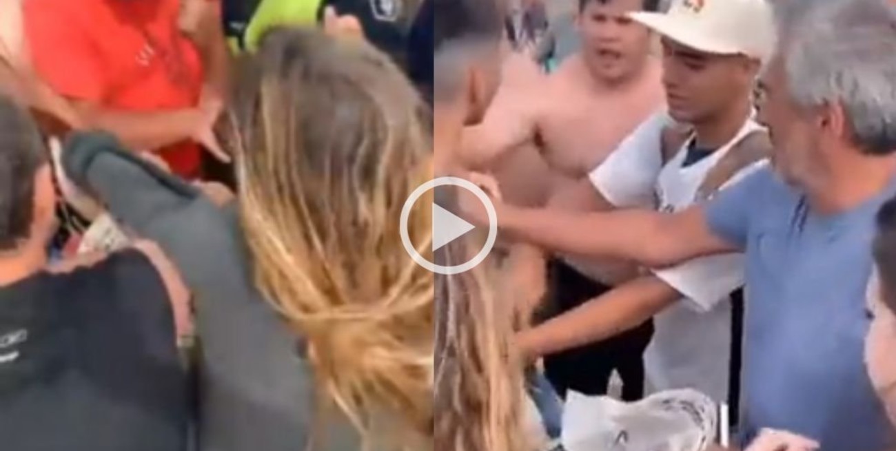Video: turistas evitaron que inspectores le incautaran la mercadería a un vendedor de churros
