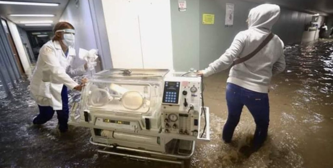 Video: evacúan a neonatos del Hospital de Atizapán de Zaragoza por las inundaciones