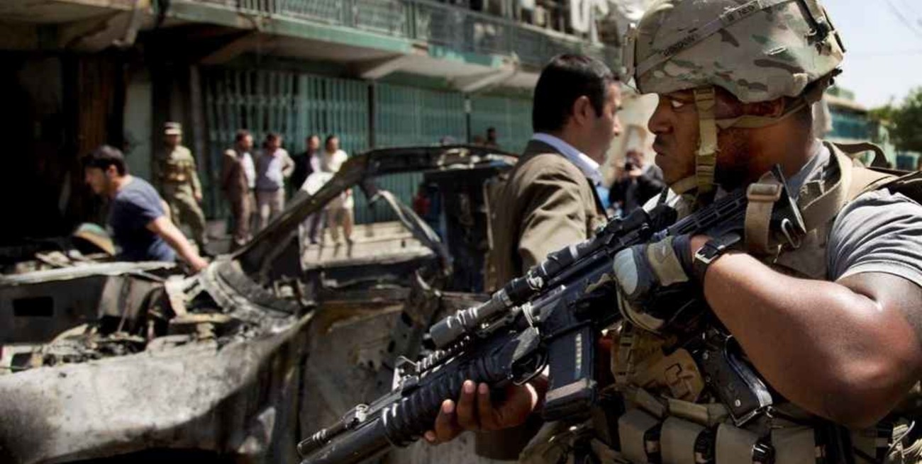 Cruentos combates dejaron decenas de civiles muertos y heridos en una ciudad afgana sitiada por talibanes