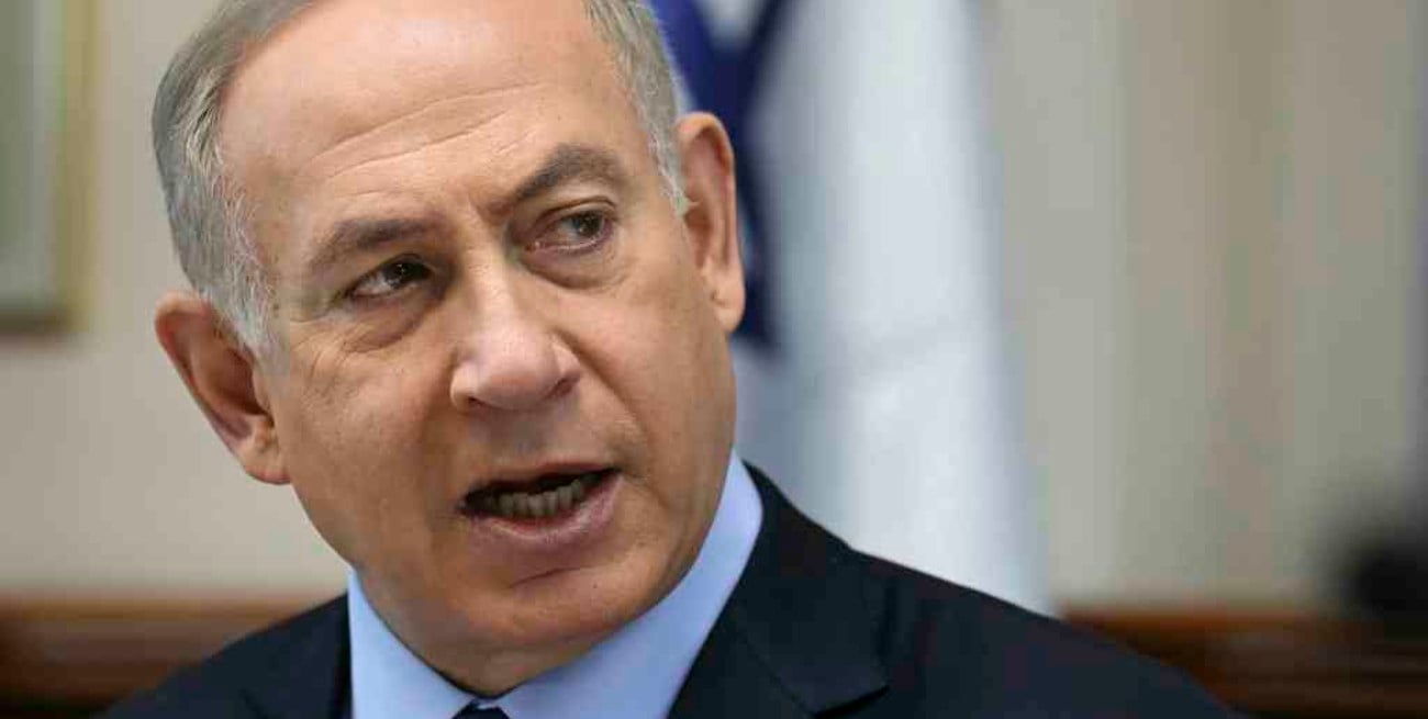 El primer ministro israelí denunció haber sido amenazado por su antecesor, Benjamin Netanyahu