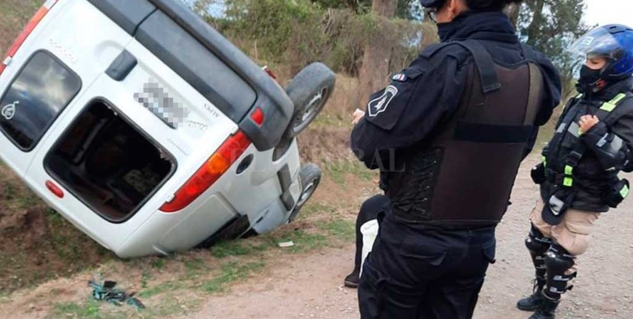Perdió el control del volante y terminó dentro de un zanjón