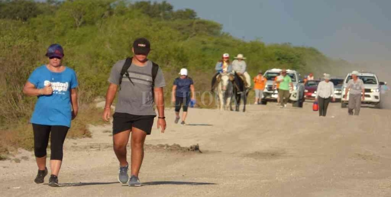 Emotiva peregrinación hacia el arroyo Golondrinas para pedir por la lluvia en Fortín Olmos