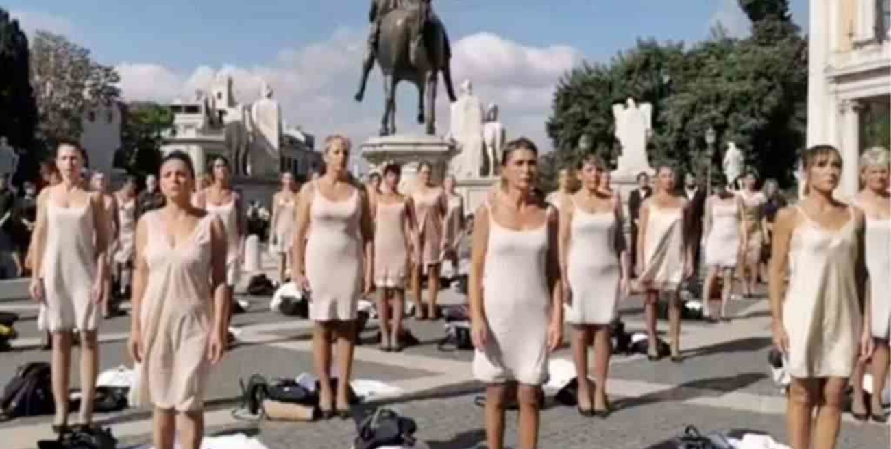 Italia: ex trabajadoras de la aerolínea Alitalia protestaron en ropa interior contra los despidos