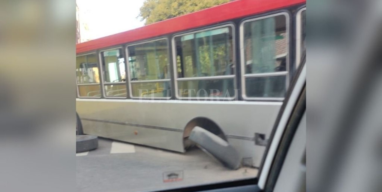 Línea de colectivos: se le salió una rueda y quedó fuera de servicio en pleno barrio sur