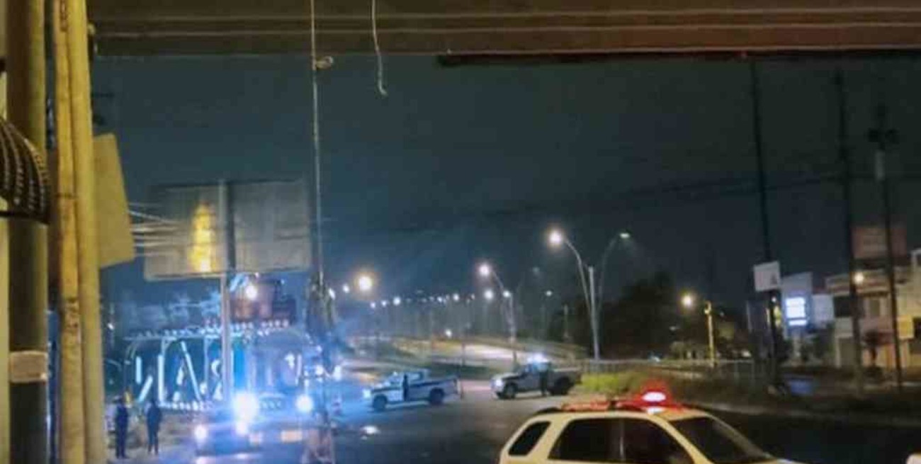 Ecuador: encontraron dos cadáveres colgados de un puente y la policía sospecha de un ajuste narco