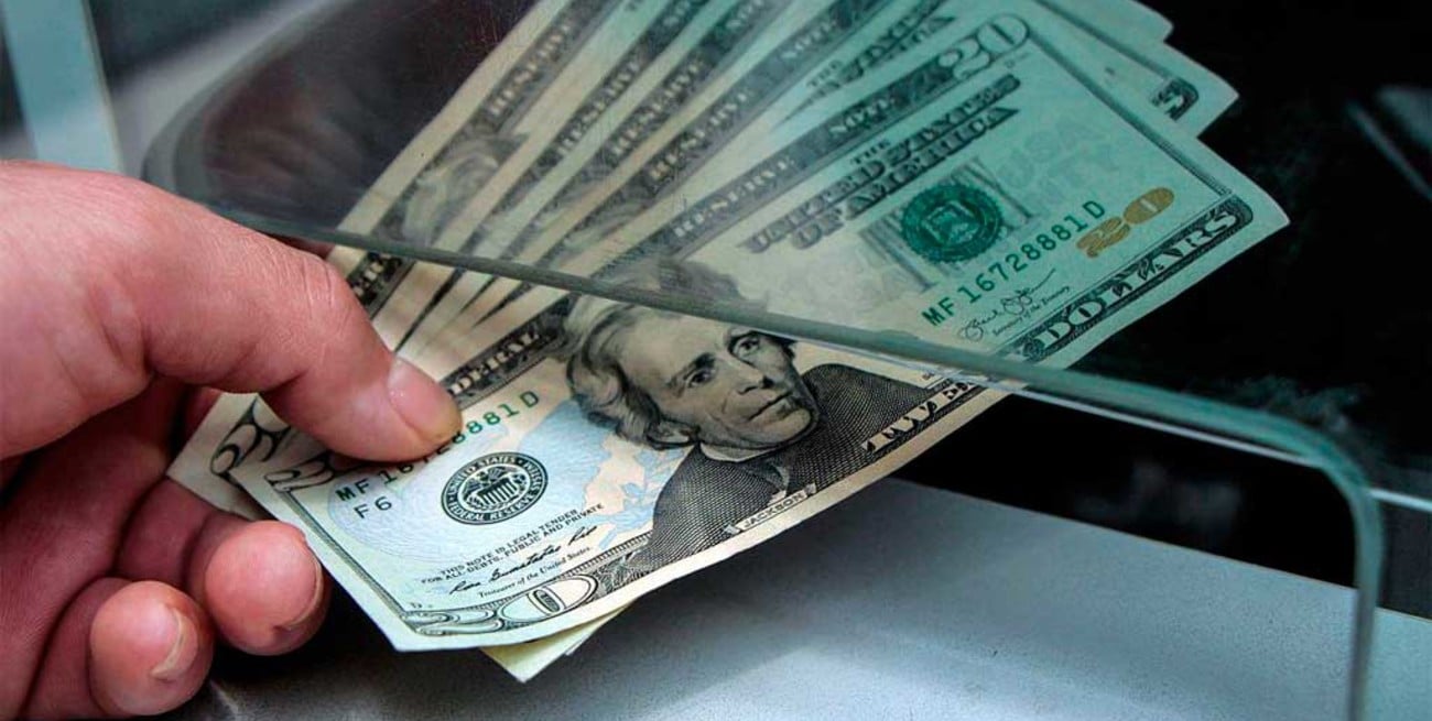 Dólar hoy: el blue marca récord y se vende a $ 212 