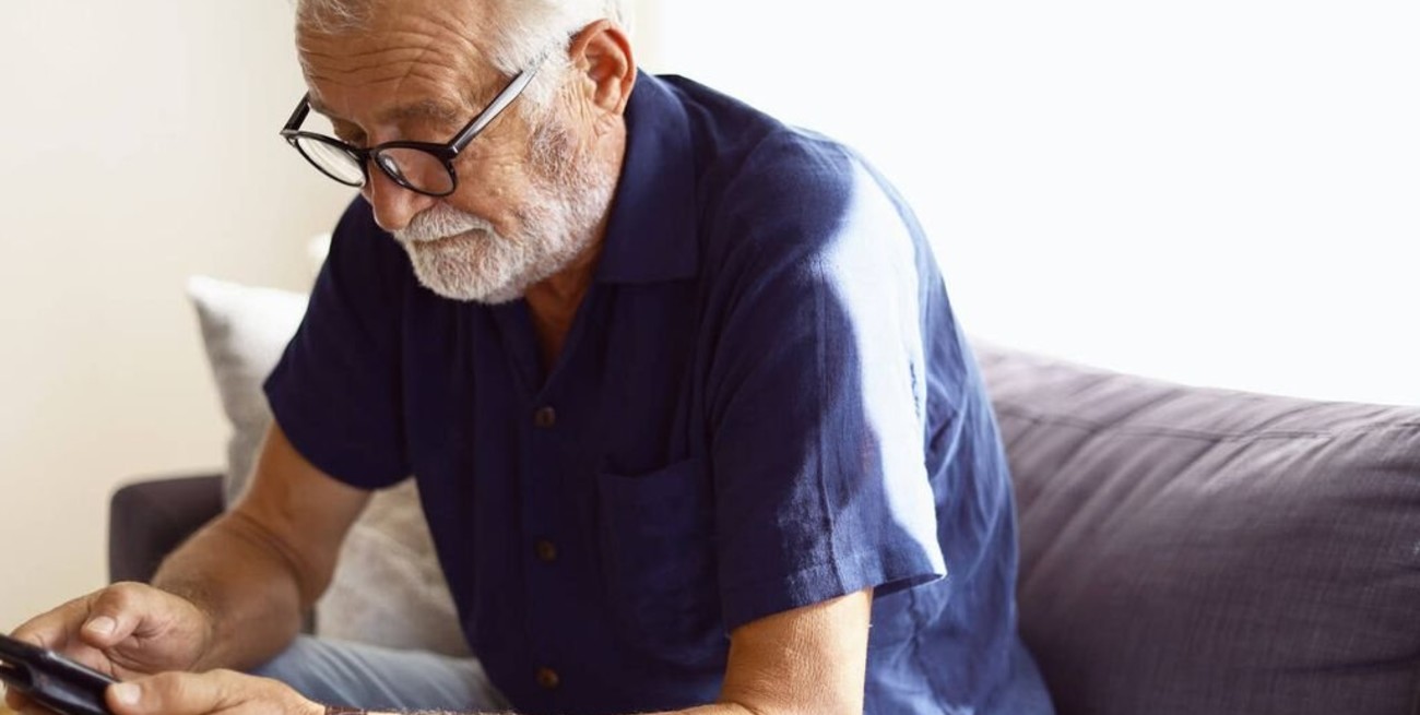 "Soy viejo, pero no idiota": campaña  contra desatención bancaria digital