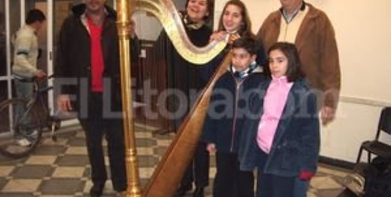 Nueva arpa para la Escuela de Música