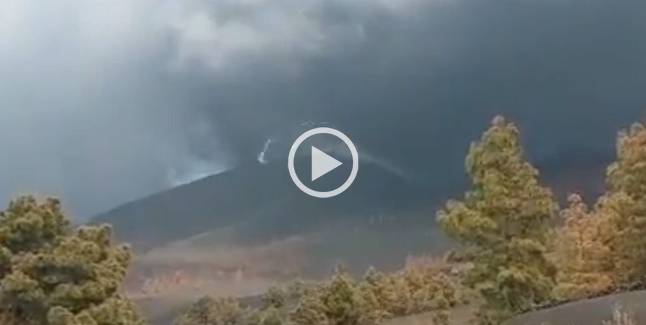 Video: captan un rayo volcánico en La Palma