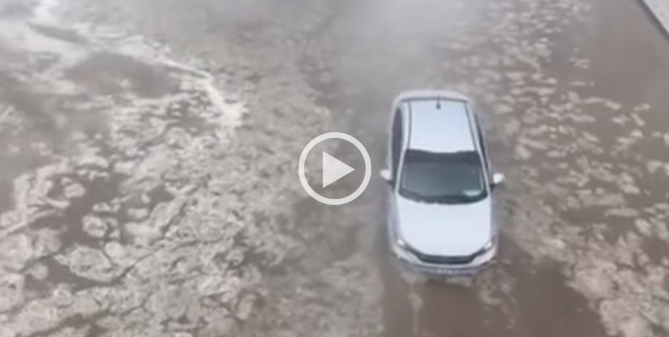 "Autos flotando" por el fuerte temporal de lluvia y granizo en Mendoza