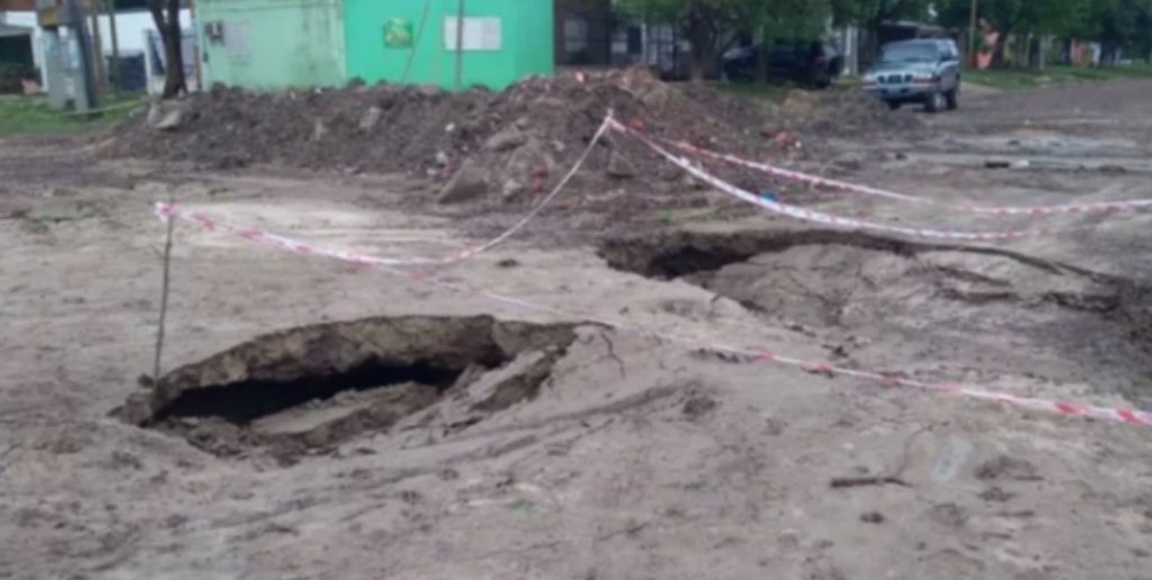 Se hundió una calle por el temporal en Corrientes