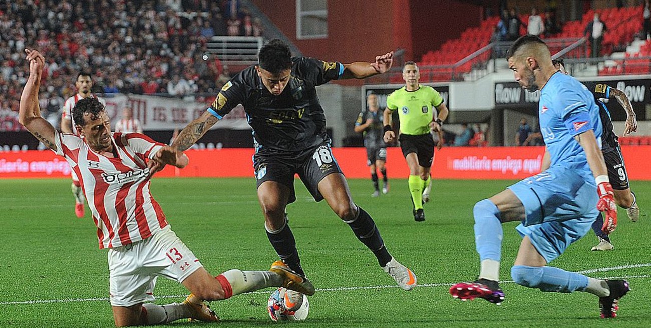 Estudiantes logró un agónico empate ante Atlético Tucumán