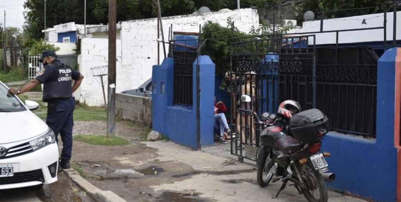 Córdoba: una mujer murió de un tiro en la cabeza y creen que su hijo disparó por accidente