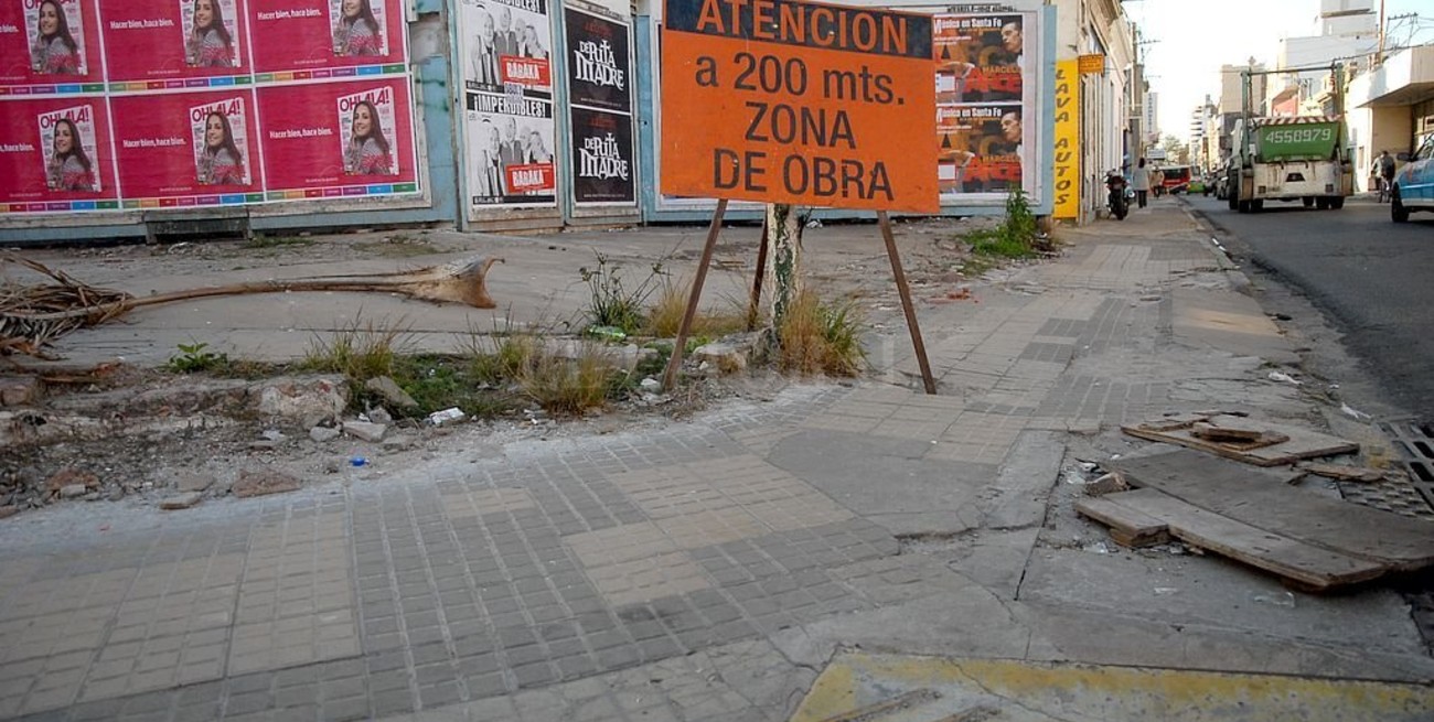 Las veredas rotas por obras y una norma "que no se cumple"