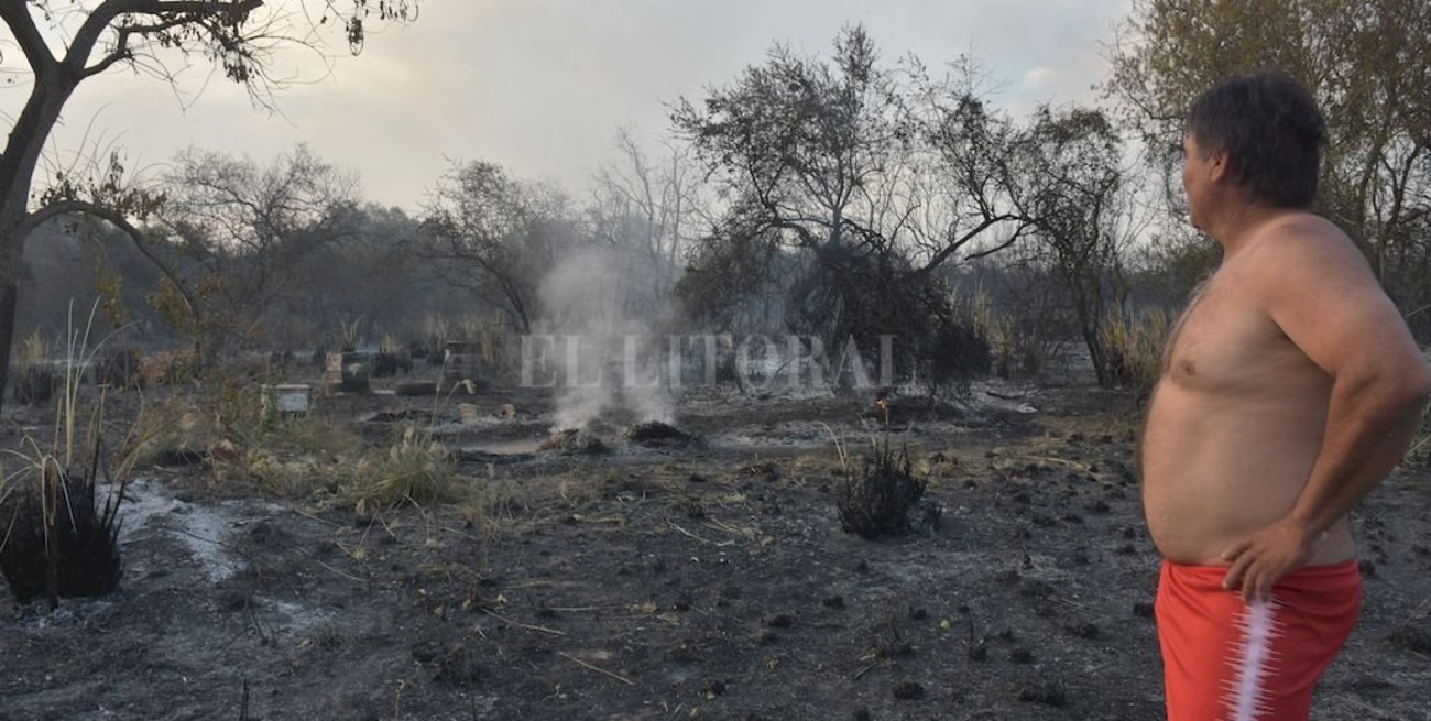 Alto Verde: un incendio destruyó sus colmenas y casi lo mata
